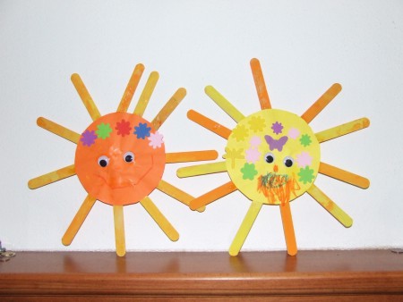 paličky od lekárky, temperky, ozdôbky  a farebný paier :-) 